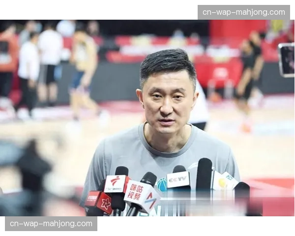 激情杜锋与沉稳刘鹏形成鲜明对比 CBA教练指挥风格各具特色 激情杜锋与沉稳刘鹏形成鲜明对比 CBA教练指挥风格各具特色