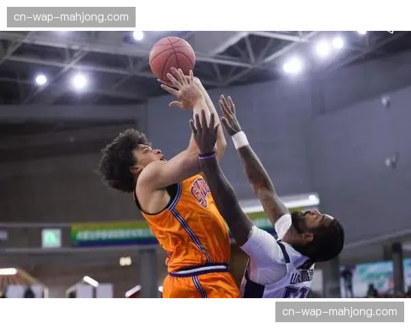 怀特塞德小腿拉伤出战成疑,上海内线轮换面临考验 怀特塞德小腿拉伤出战成疑,上海内线轮换面临考验